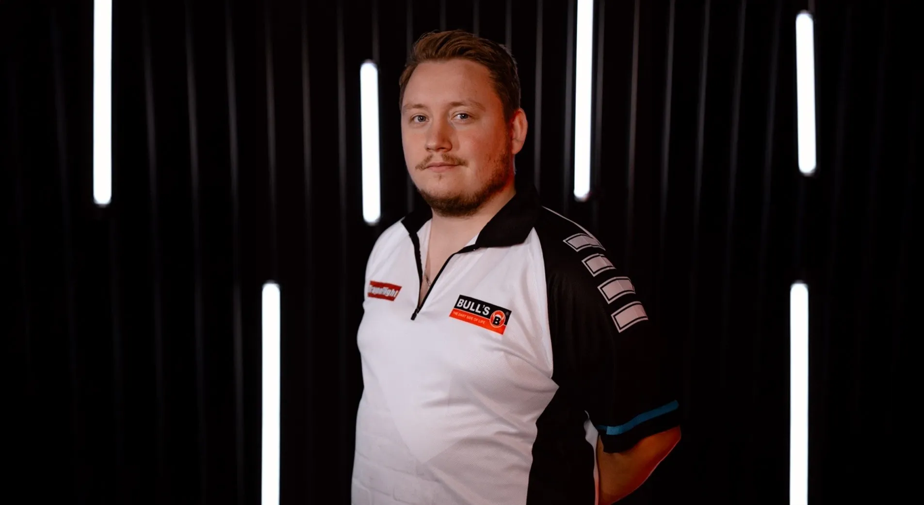 Martin Schindler mit BULL'S Trikot